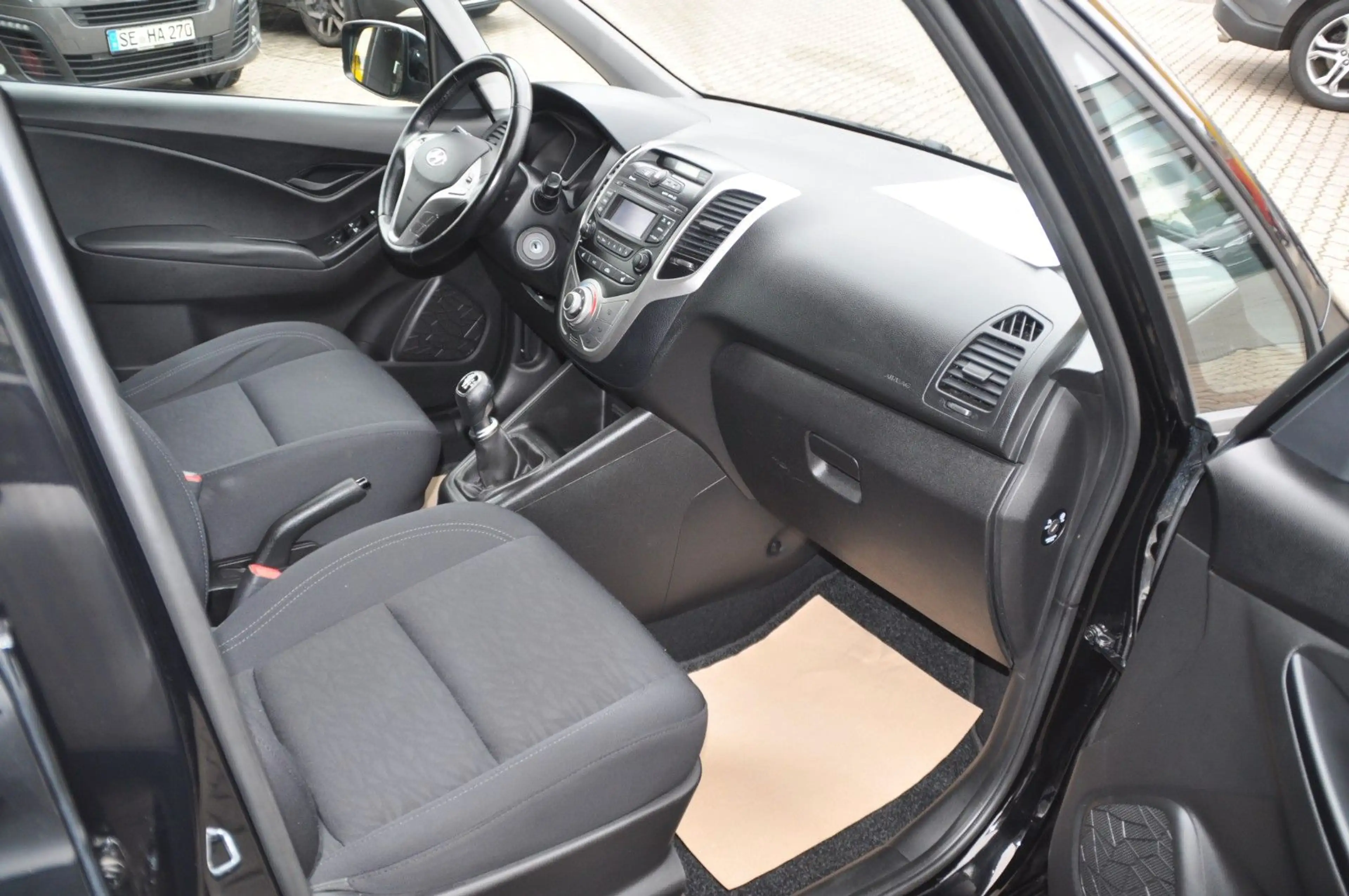Hyundai iX20 blue Space — photo 20