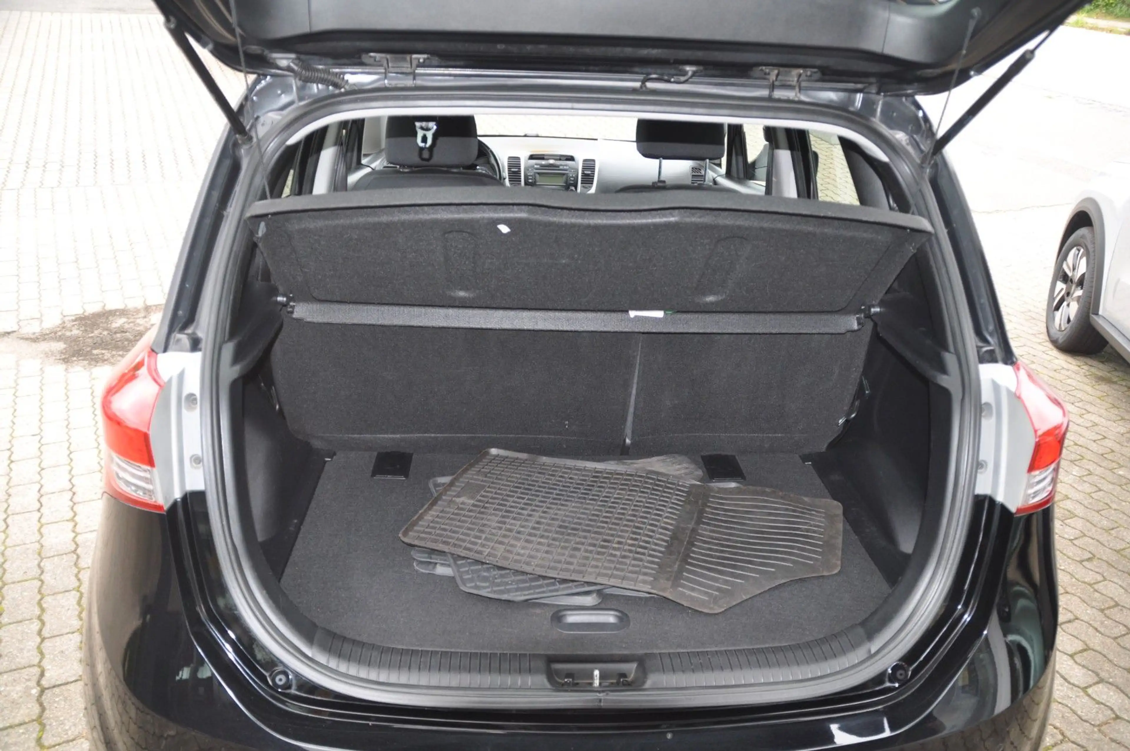 Hyundai iX20 blue Space — photo 7