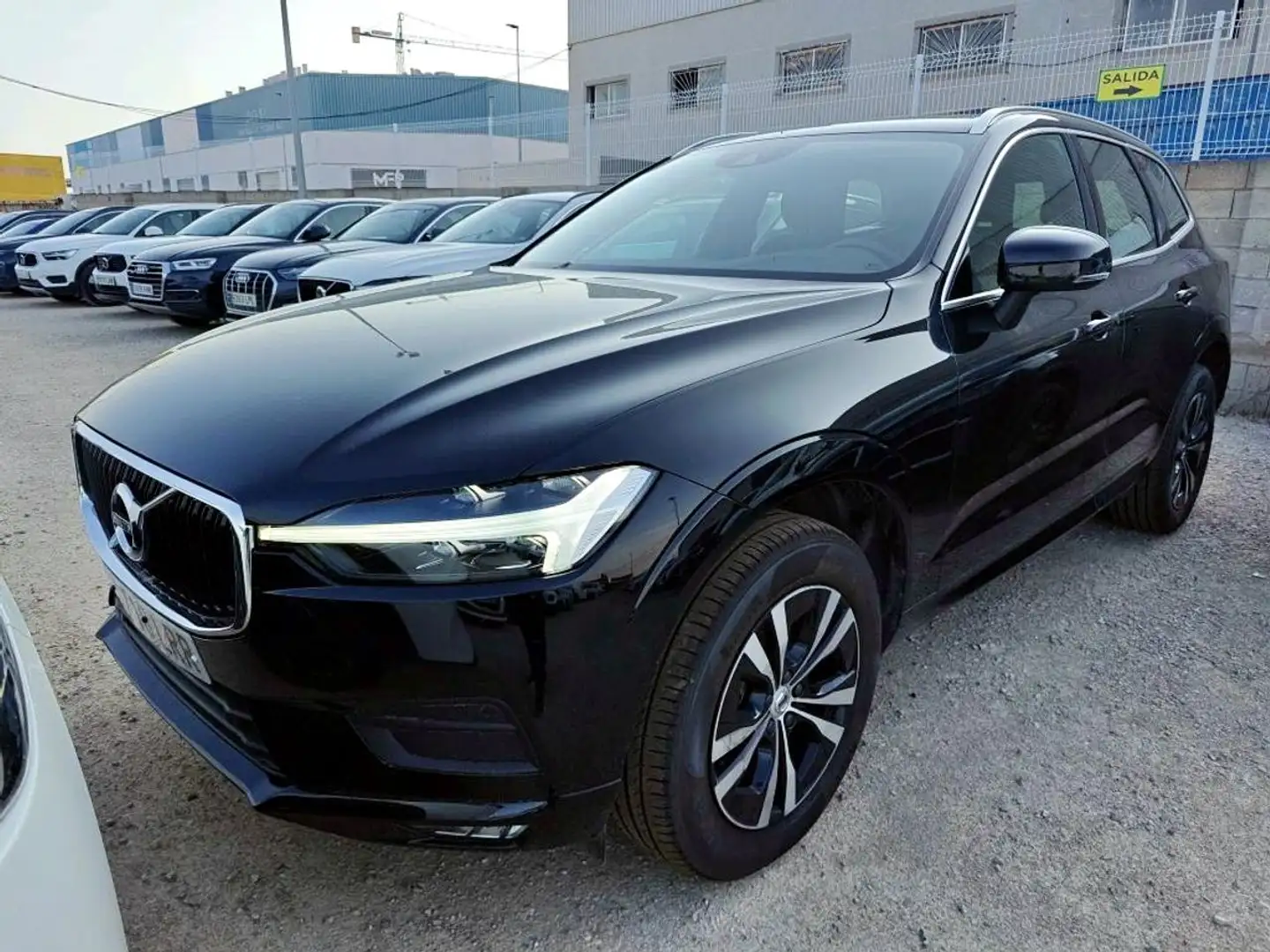 Volvo XC60 2.0 B4 D Momentum Pro Auto Nero - 1