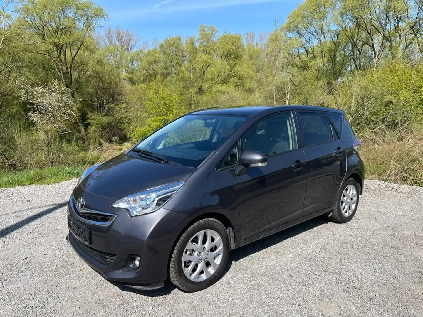 Toyota Verso-S 1.33 VVT-i Skyview 99PK 2016 slechts 51.820 KM ! Gris - 1