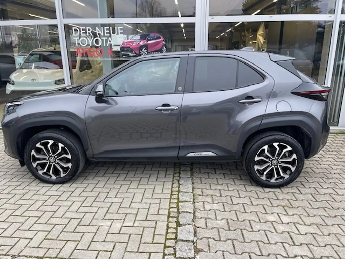 Toyota Yaris Cross Hybrid 1.5 VVT-i Team Deutschland *Connect+Winter* Grau - 2