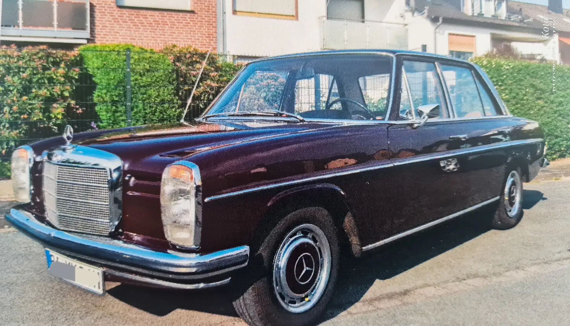 Mercedes-Benz W 114/115 Strich-Acht 220d Limousine Červená - 1