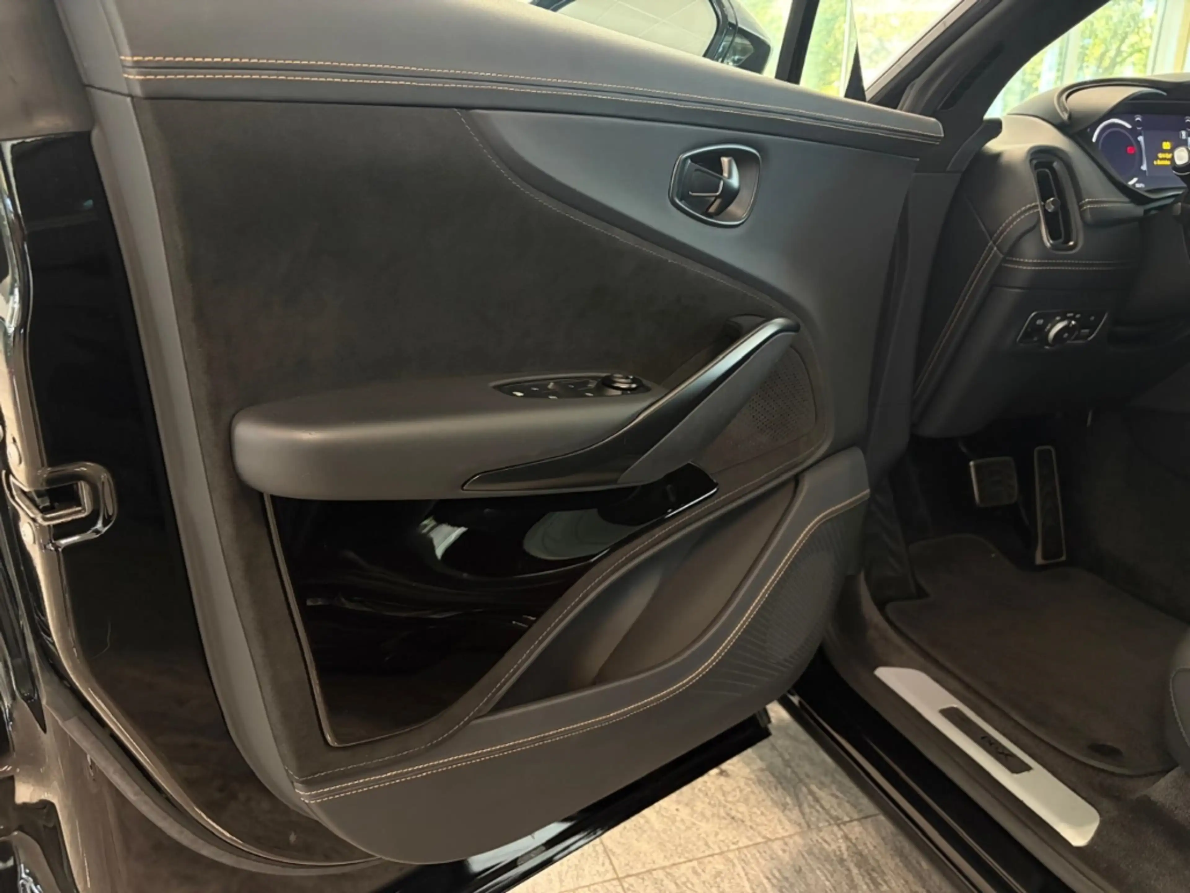 Aston Martin DBX 707 Jet Black / Onyx Black — photo 13