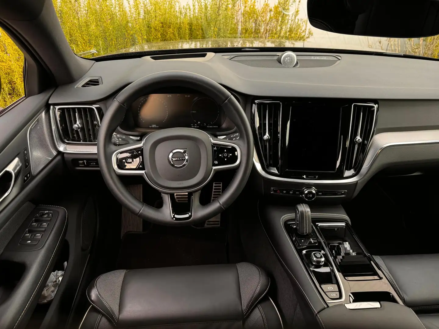 Volvo V60 2.0 T6 Recharge AWD R-Design | Long Range | Bowers Schwarz - 2