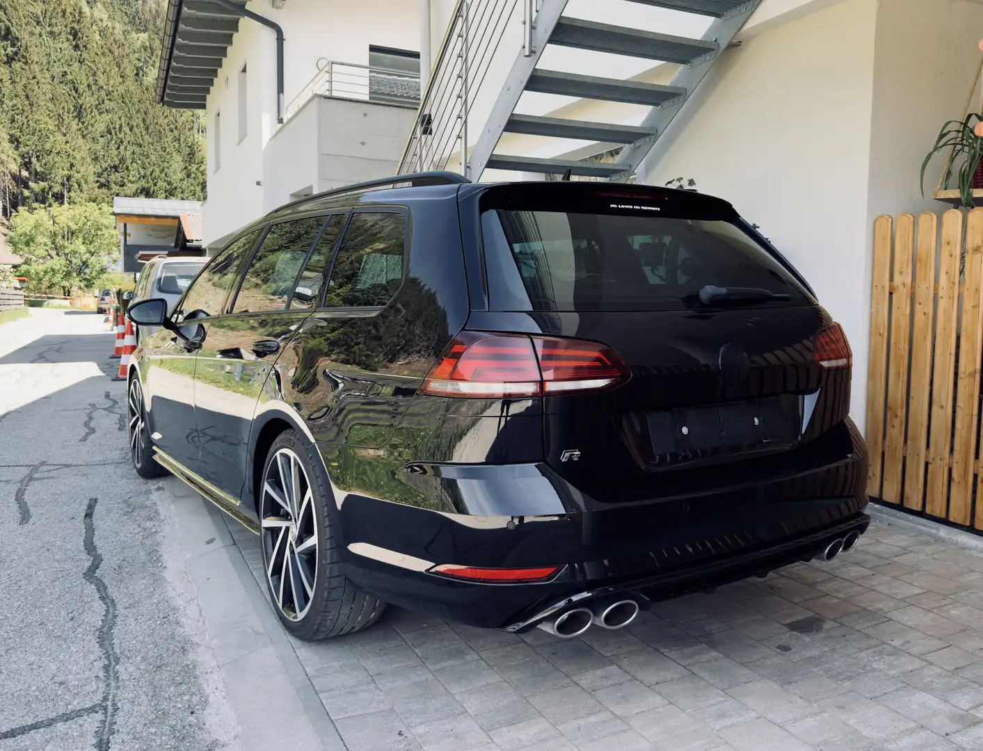 Volkswagen Golf R Variant 2,0 TSI DSG OPF Schwarz - 2