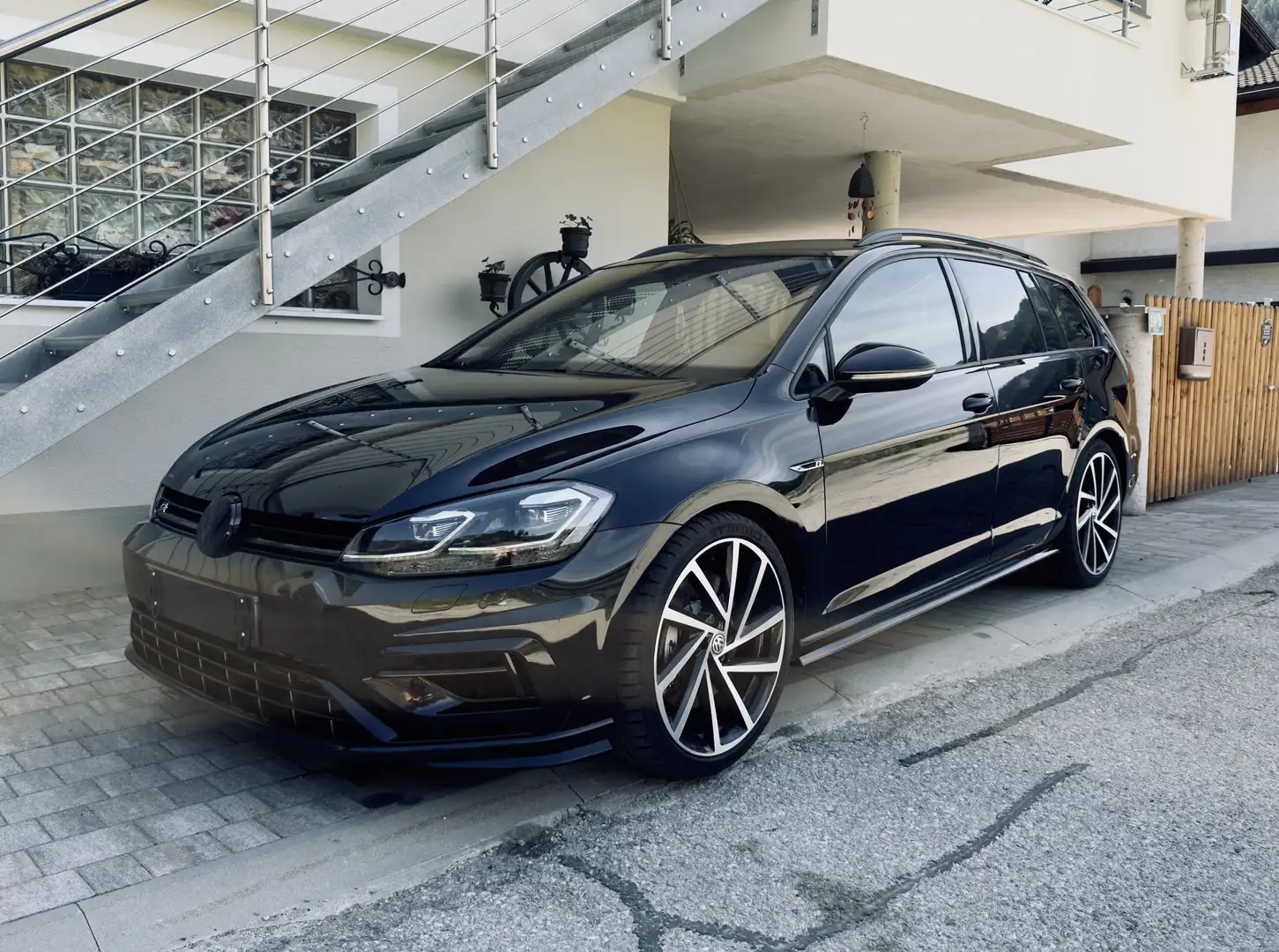 Volkswagen Golf R Variant 2,0 TSI DSG OPF Schwarz - 1
