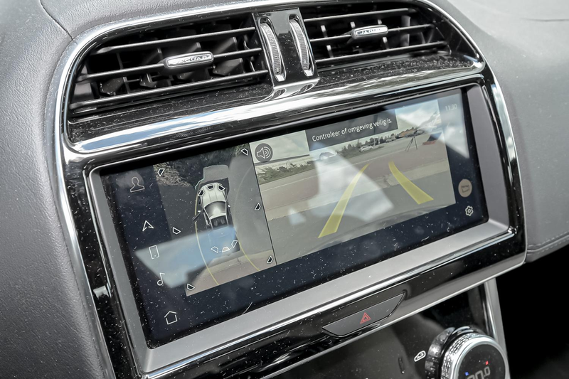 Jaguar XE D200 S — photo 14