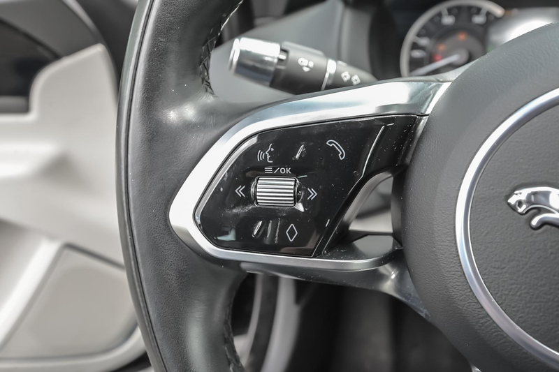 Jaguar XE D200 S — photo 15