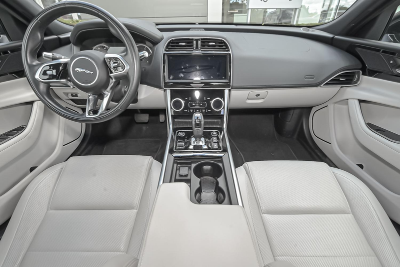 Jaguar XE D200 S — photo 6