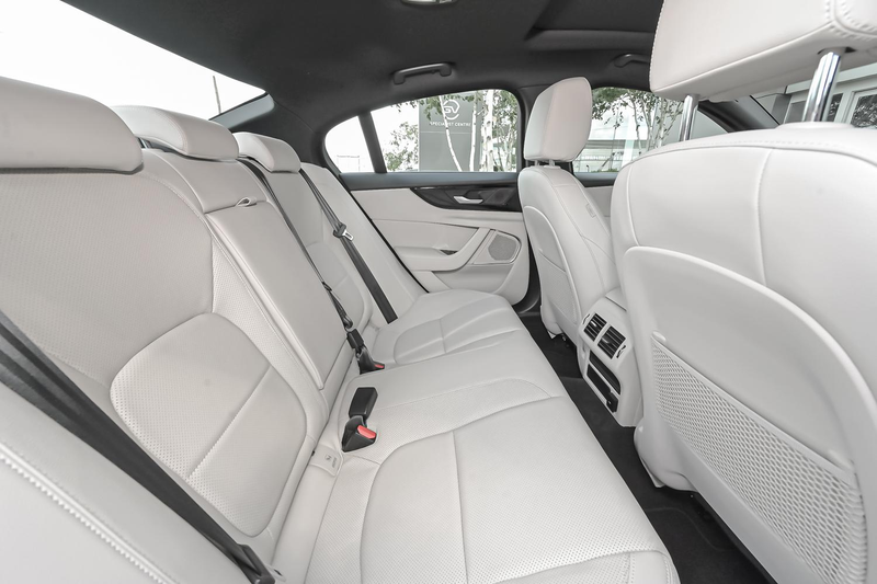 Jaguar XE D200 S — photo 8