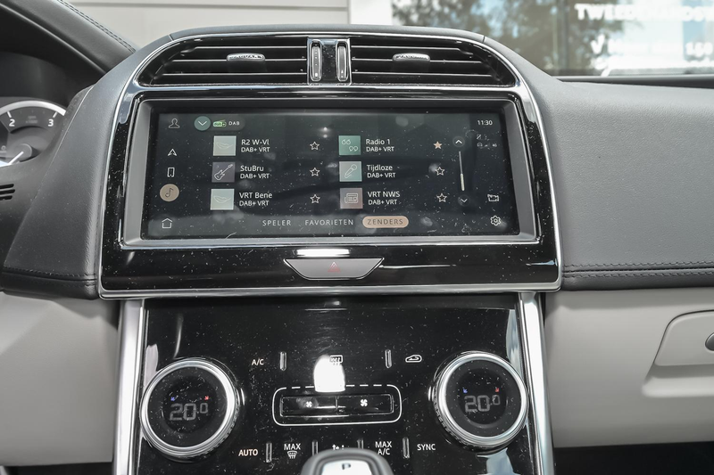 Jaguar XE D200 S — photo 12