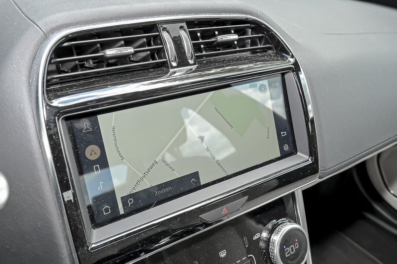 Jaguar XE D200 S — photo 13