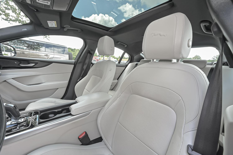 Jaguar XE D200 S — photo 9