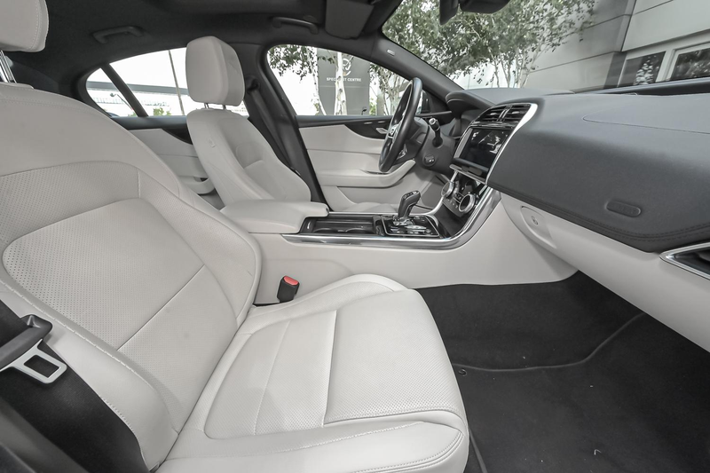 Jaguar XE D200 S — photo 7