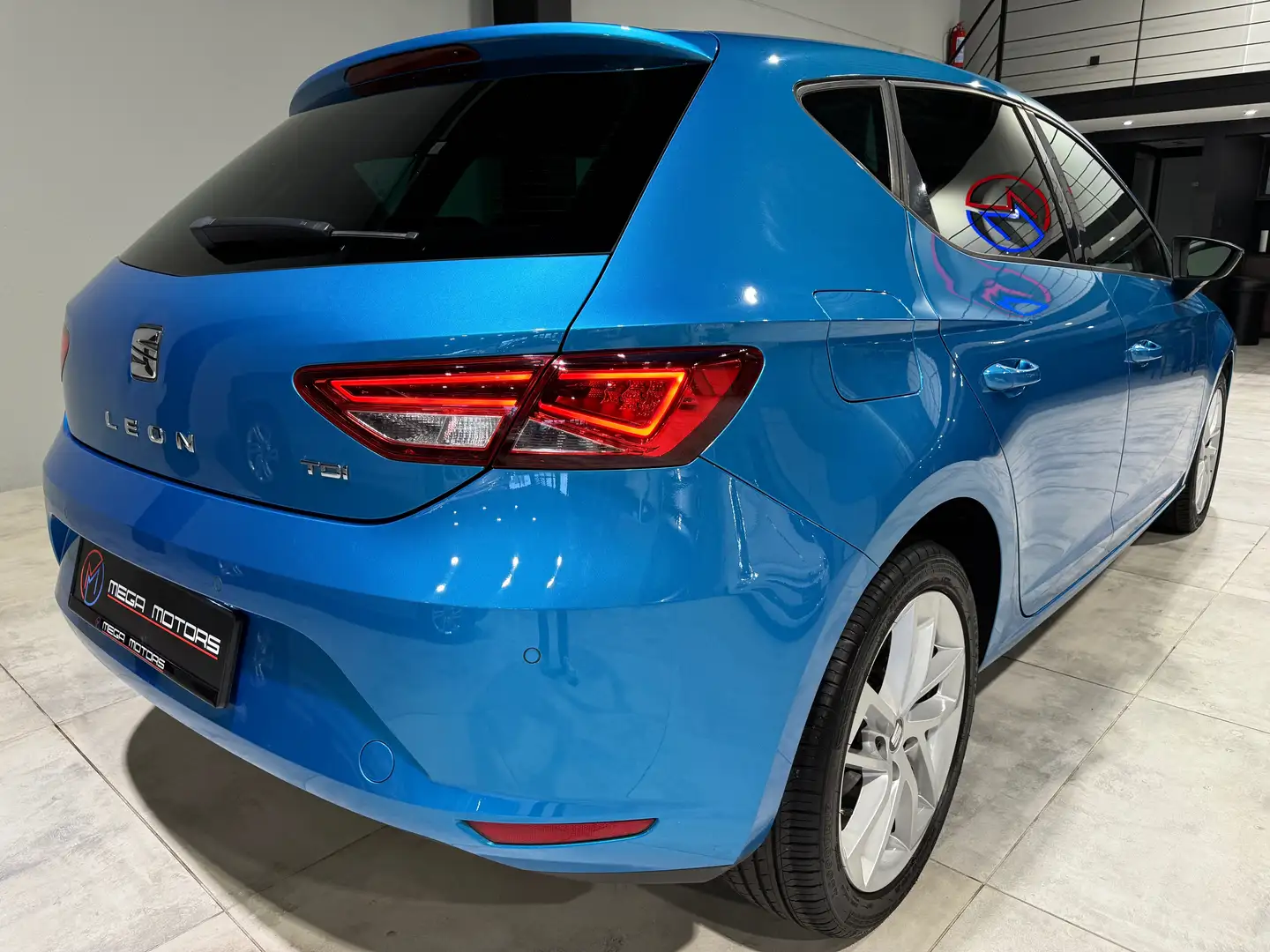 SEAT Leon 1.6 TDi 110CV NAVi CUiR CLiM FULL LED SG CHAUF ACC Bleu - 2