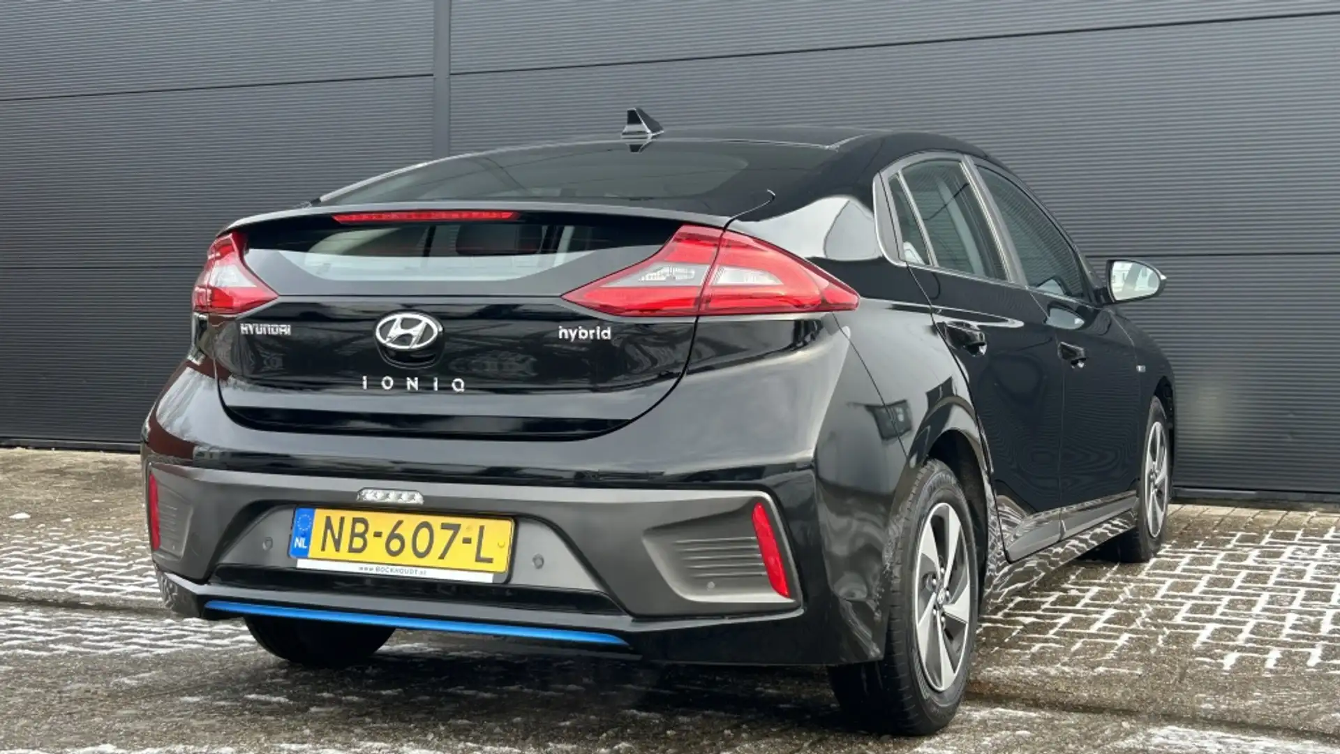 Hyundai IONIQ 1.6 GDi Comfort | Navigatie | Camera Zwart - 2