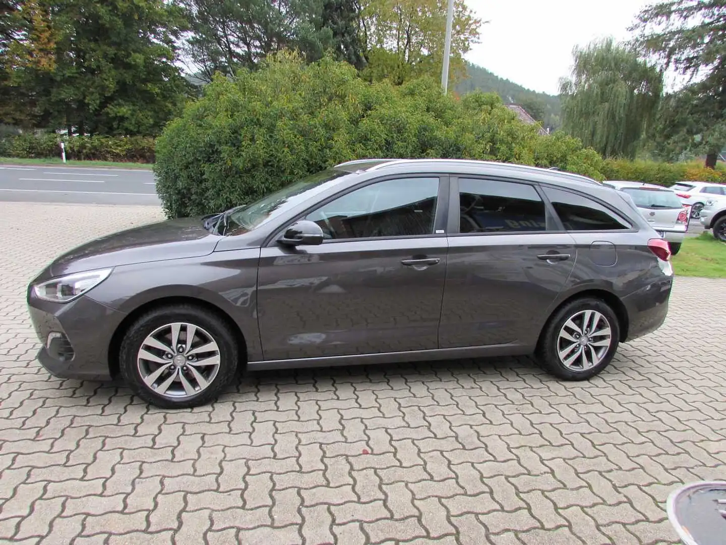 Hyundai i30 cw 1.6 CRDI YES! 'Navi/SHZ' Grau - 2