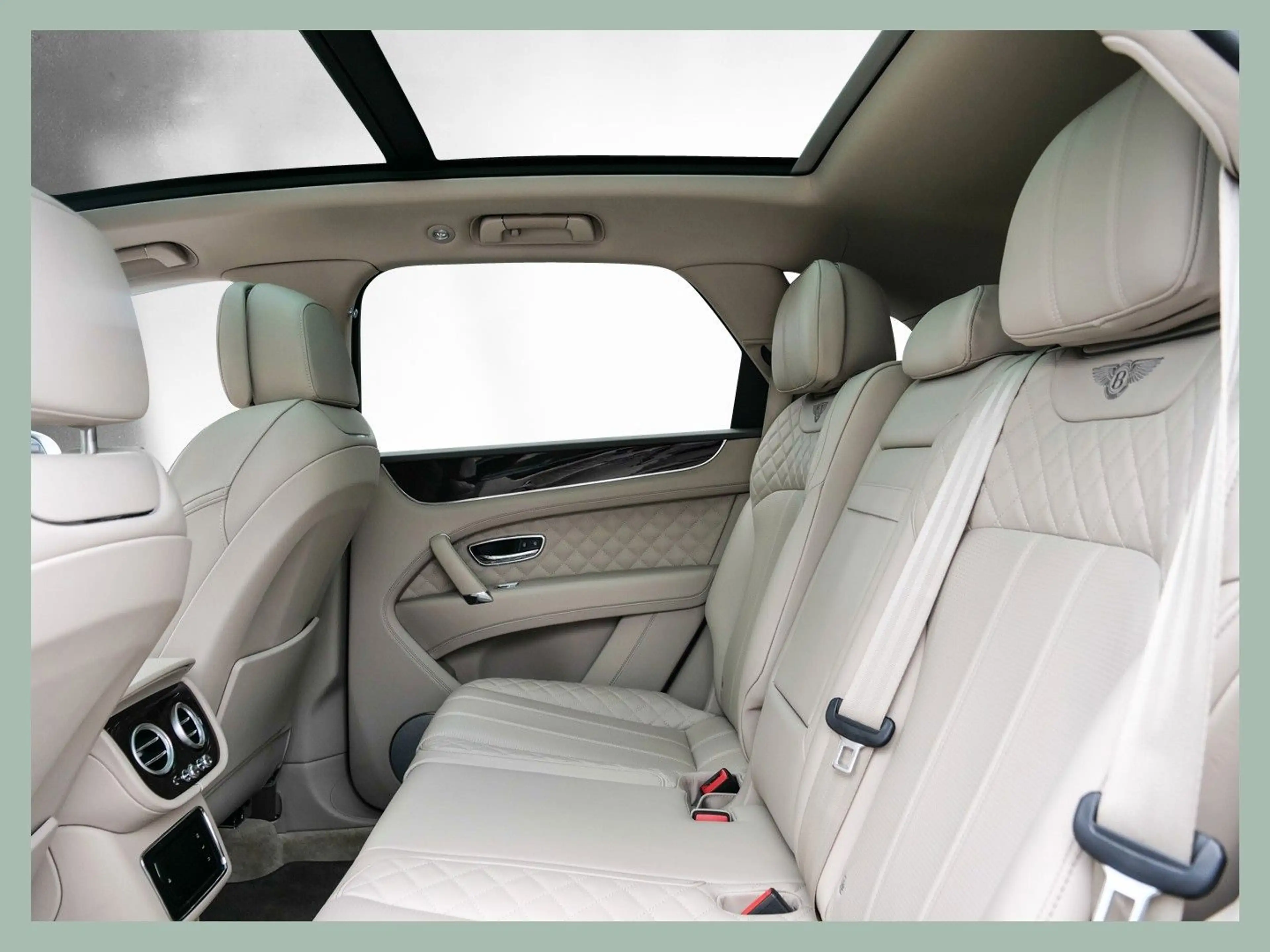 Bentley Bentayga W12 // BENTLEY DÜSSELDORF — photo 13