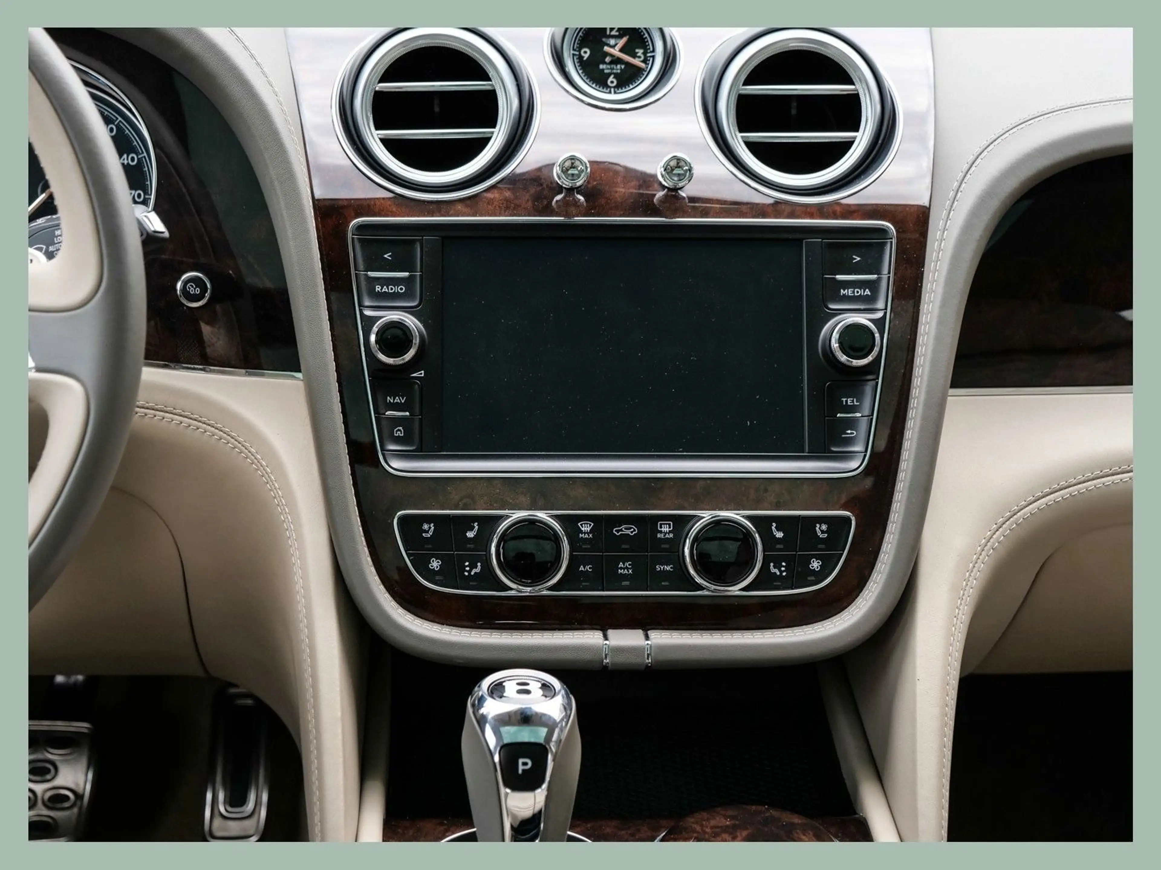 Bentley Bentayga W12 // BENTLEY DÜSSELDORF — photo 15