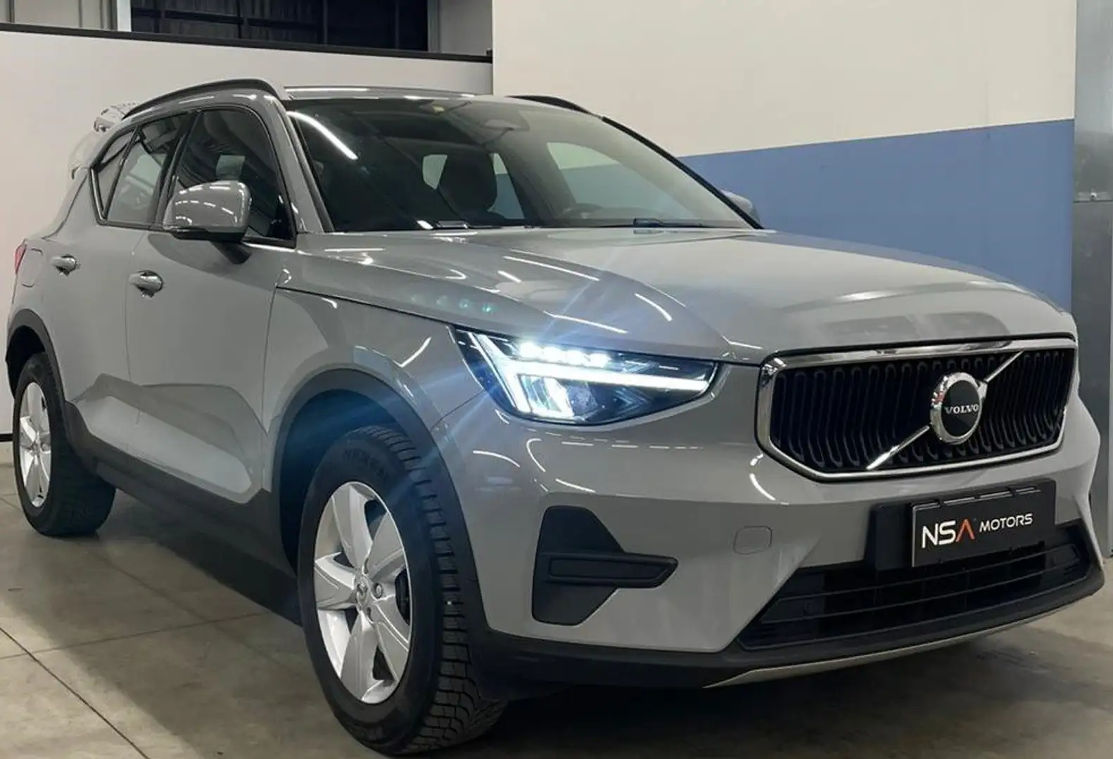 Volvo XC40 2.0 b3 Essential auto - AUTOCARRO N1 Gris - 1