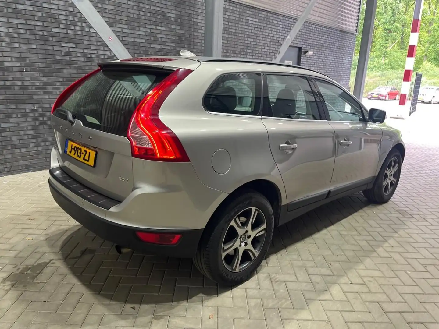 Volvo XC60 2.0T Momentum | Leder | Stoelverwarming | Camera | Gris - 2