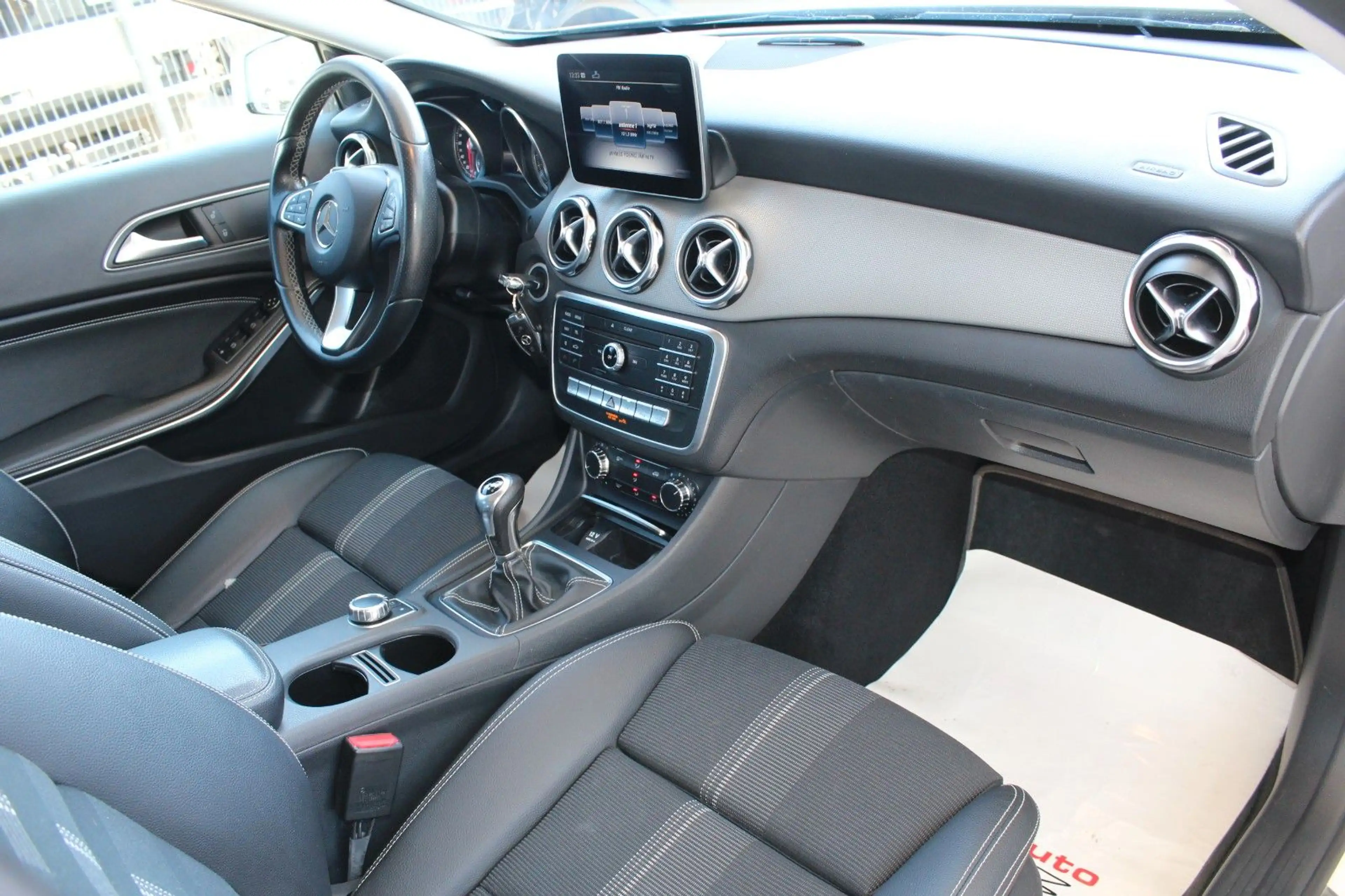 Mercedes-Benz GLA 200 Urban/PANORAMA/LED-High/KAMERA/PDC/NAVI — photo 13