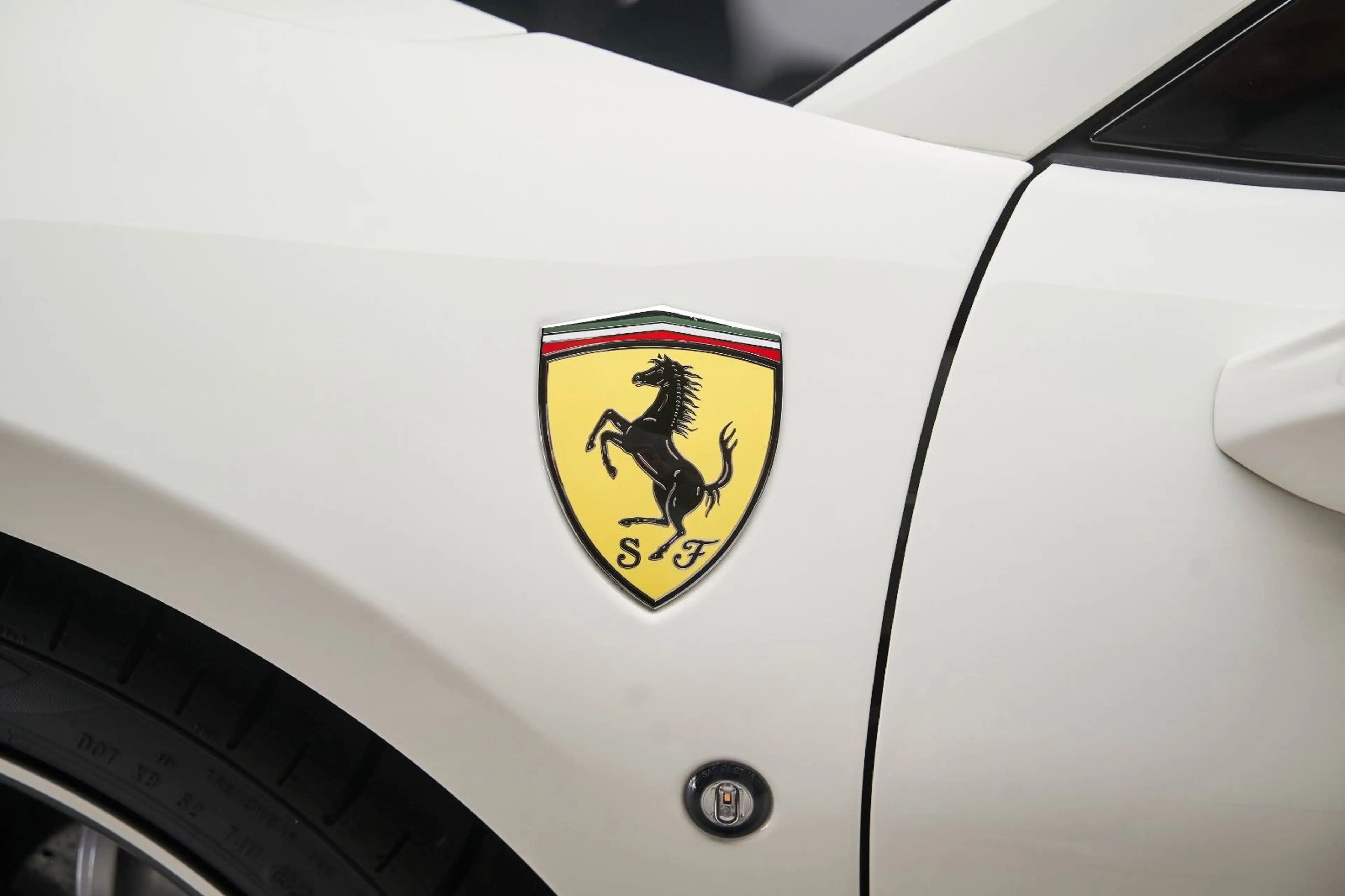 Ferrari F8 Spider Carbon Racing Seats Display Lift LED — photo 7