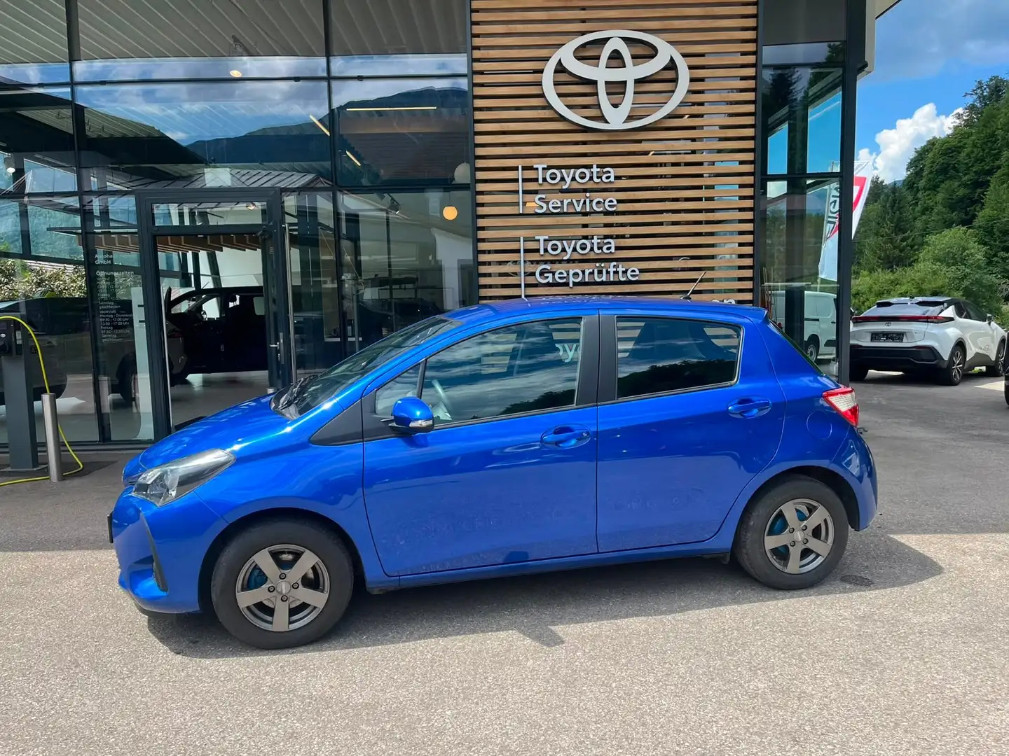Toyota Yaris Yaris 1,0 VVT-i Young Young Blau - 1