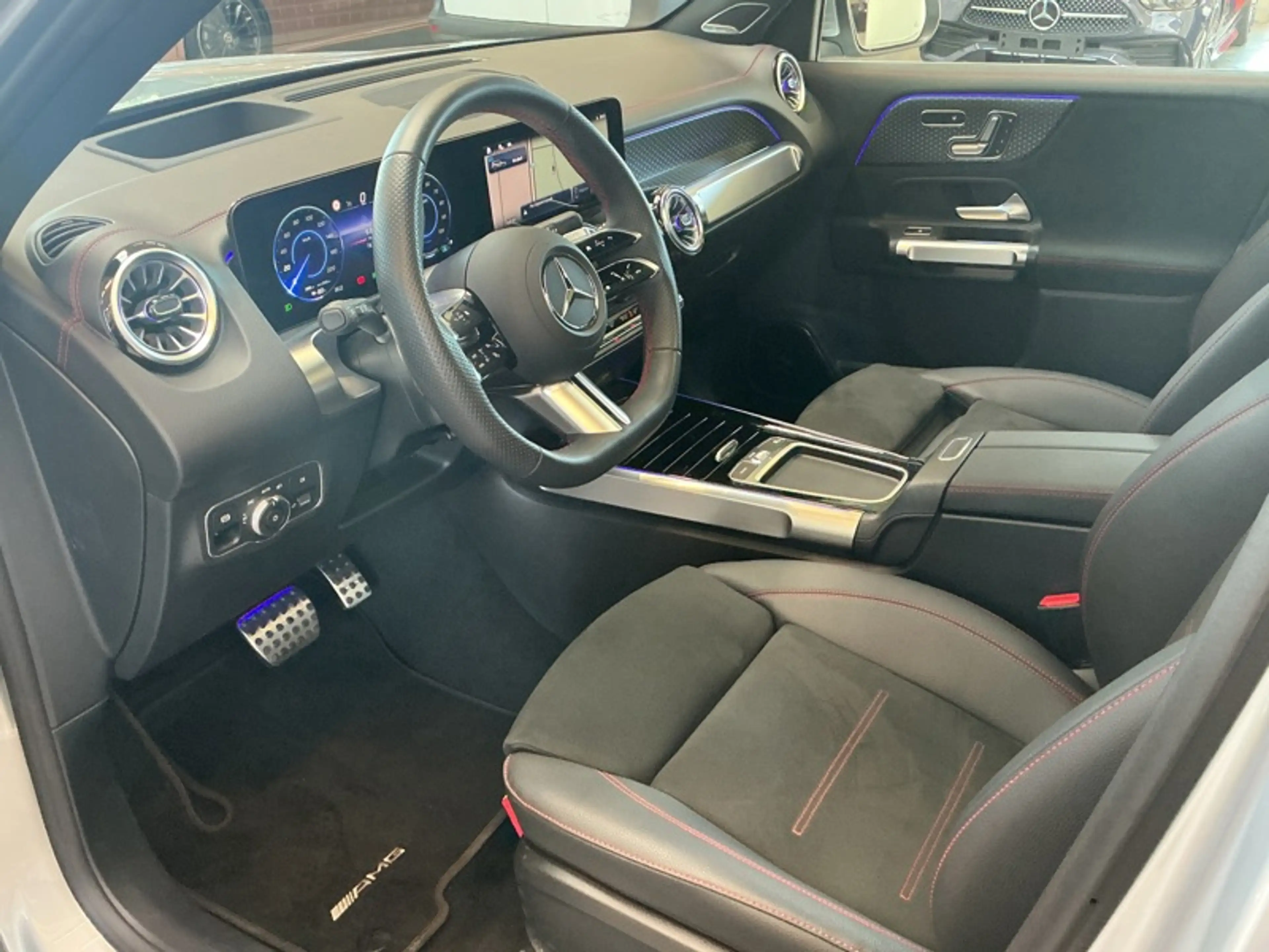 Mercedes-Benz EQB 250 + AMG Line 7 places Toit Pano — photo 14