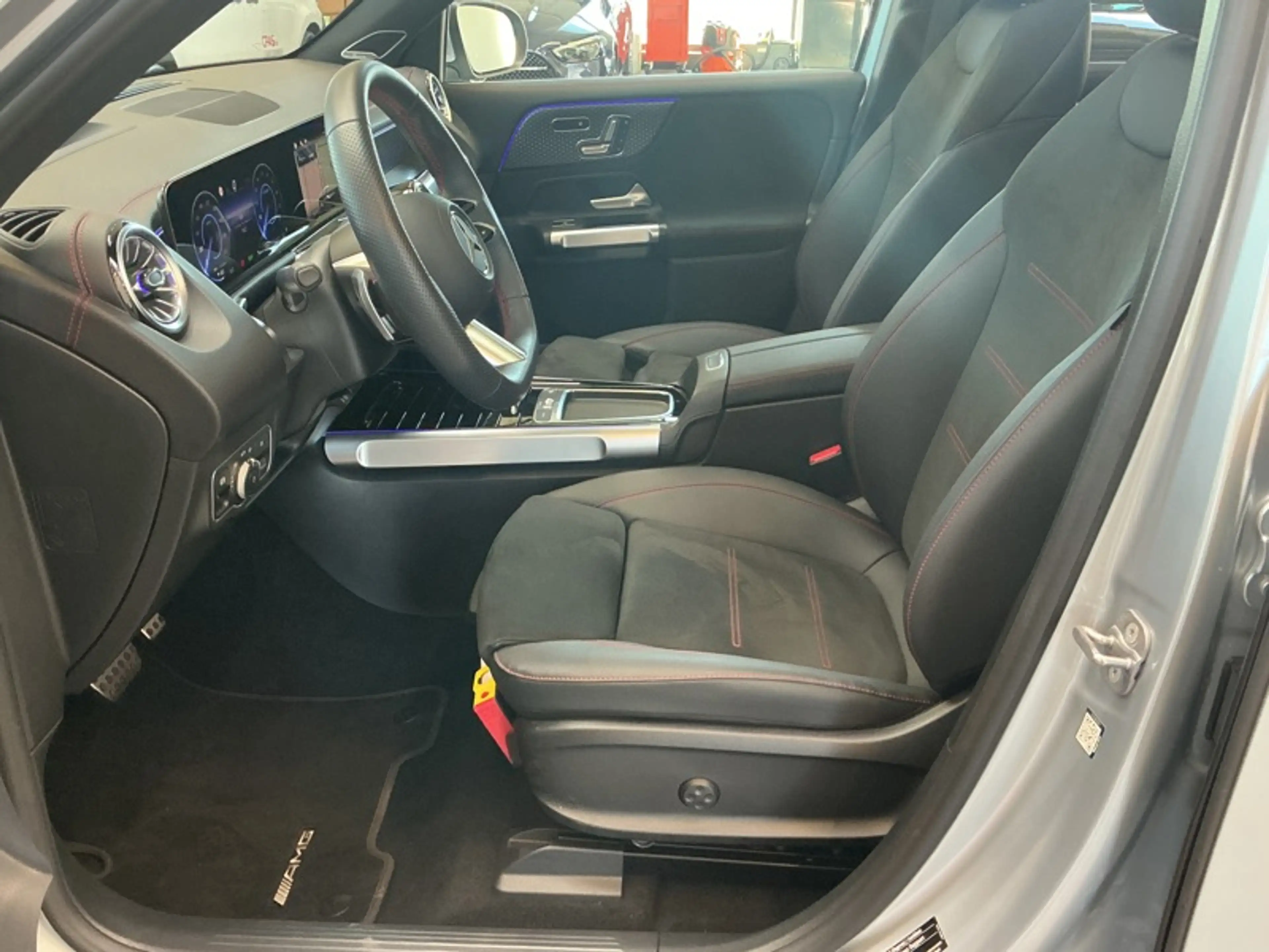 Mercedes-Benz EQB 250 + AMG Line 7 places Toit Pano — photo 13