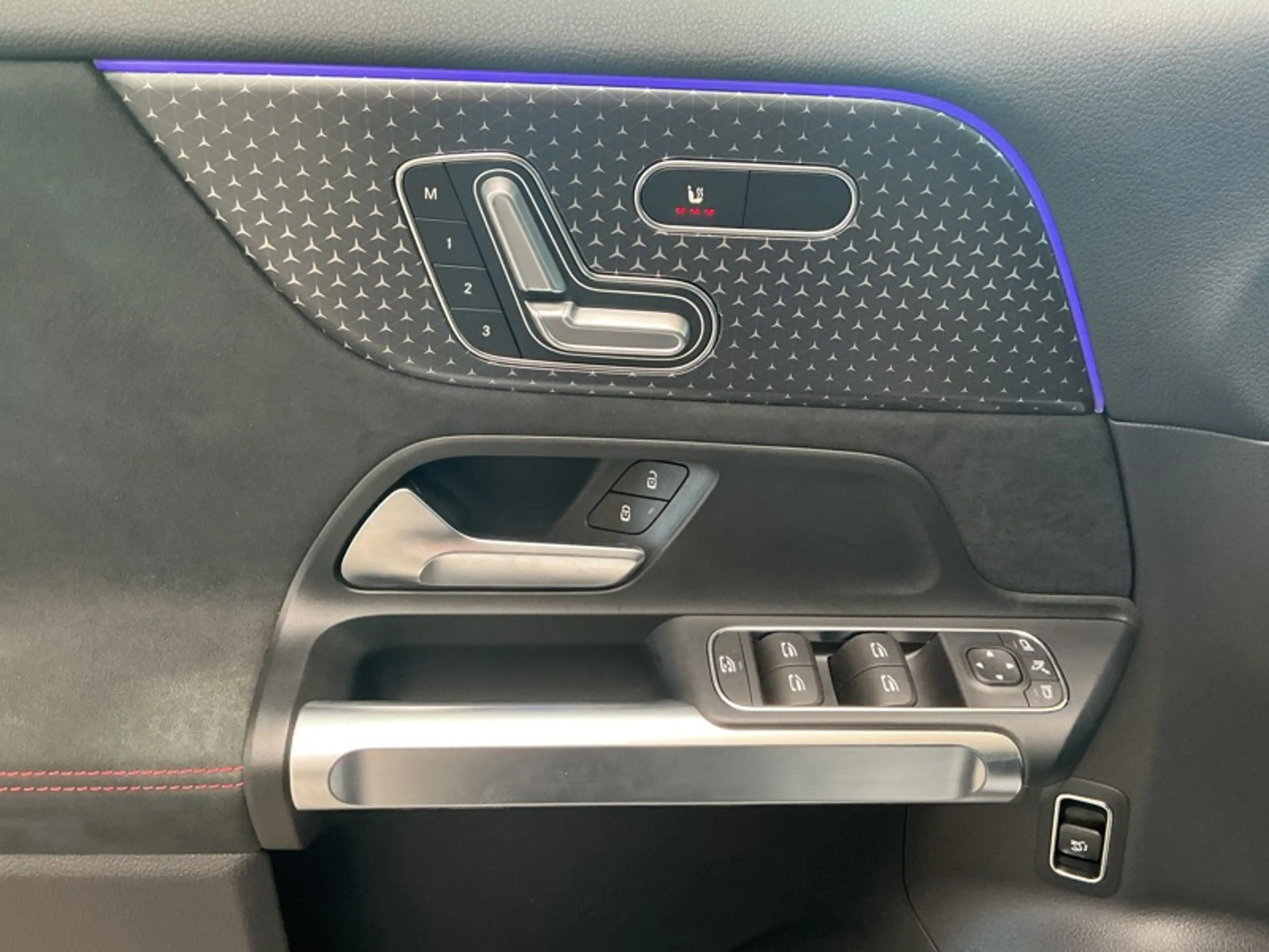 Mercedes-Benz EQB 250 + AMG Line 7 places Toit Pano — photo 11
