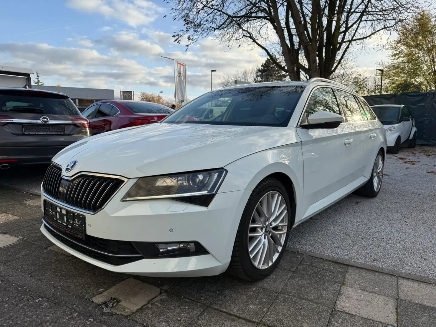 Skoda Superb Combi*NAVI*KAMERA*AHK Weiß - 1