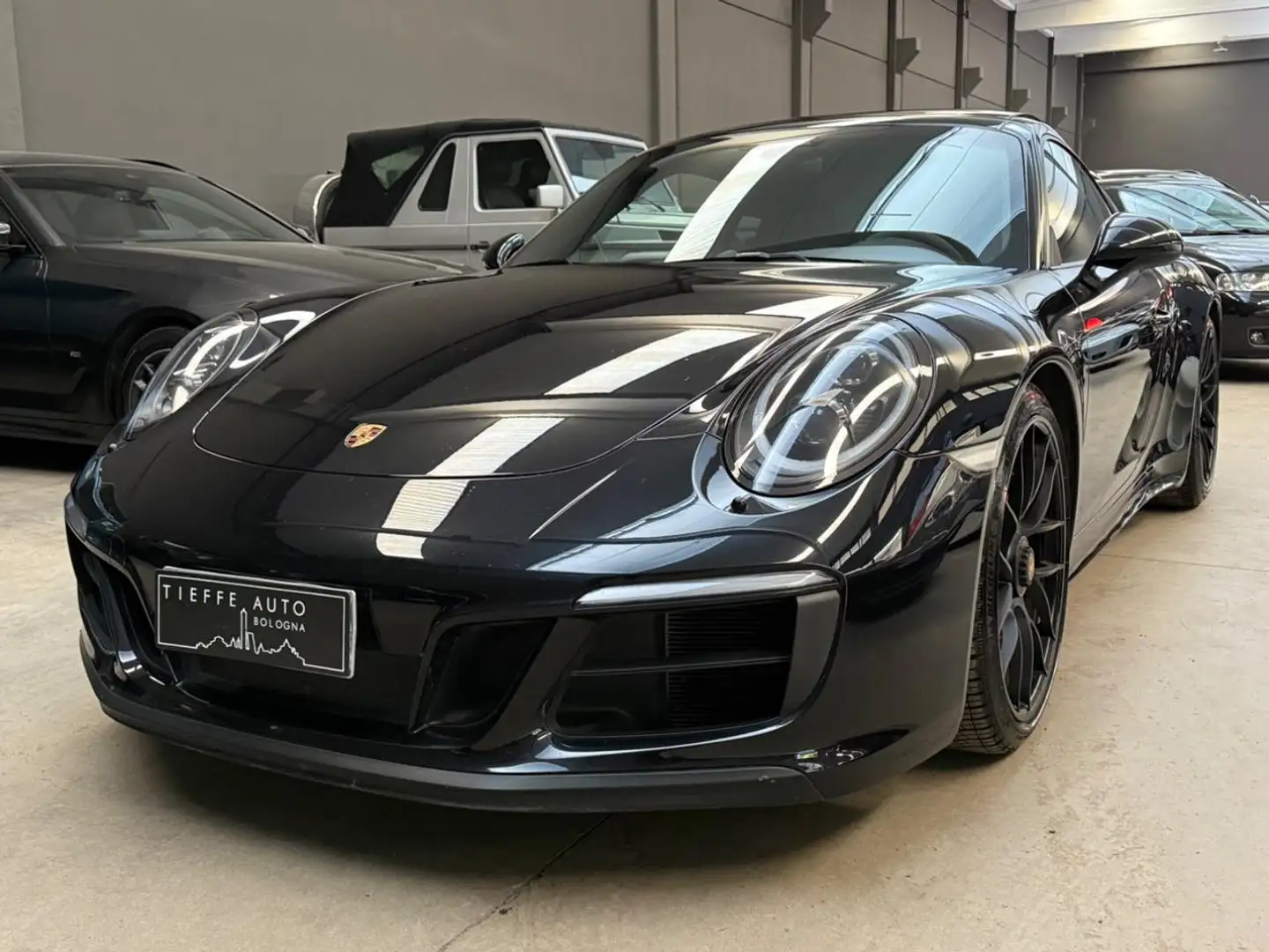 Porsche 911 3.0 Carrera 4 GTS Coupé PORSCHE APPROVED Чорний - 1