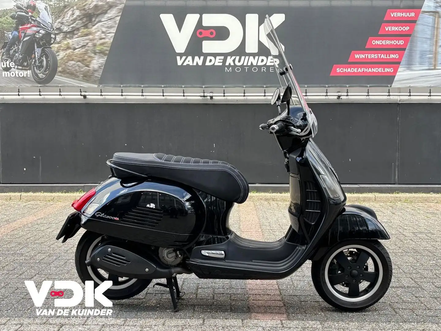 Vespa GTS Super 300 Zwart - 1