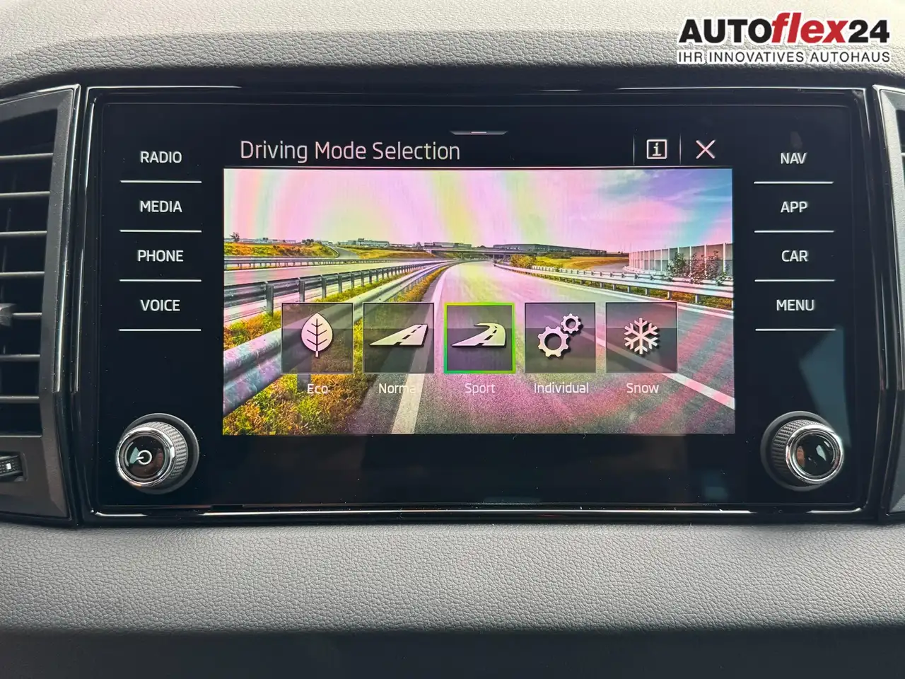 Skoda Karoq Sportline 2,0 TSI 4x4 DSG 2ZKlimaautomatik Cant..., миниатюра 25