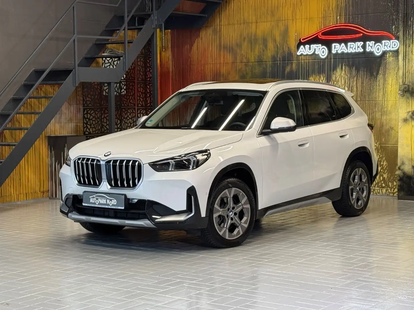 BMW X1 20i sDrive xLine Aut LED~PANORAMA~KAMERA~H&K Weiß - 1