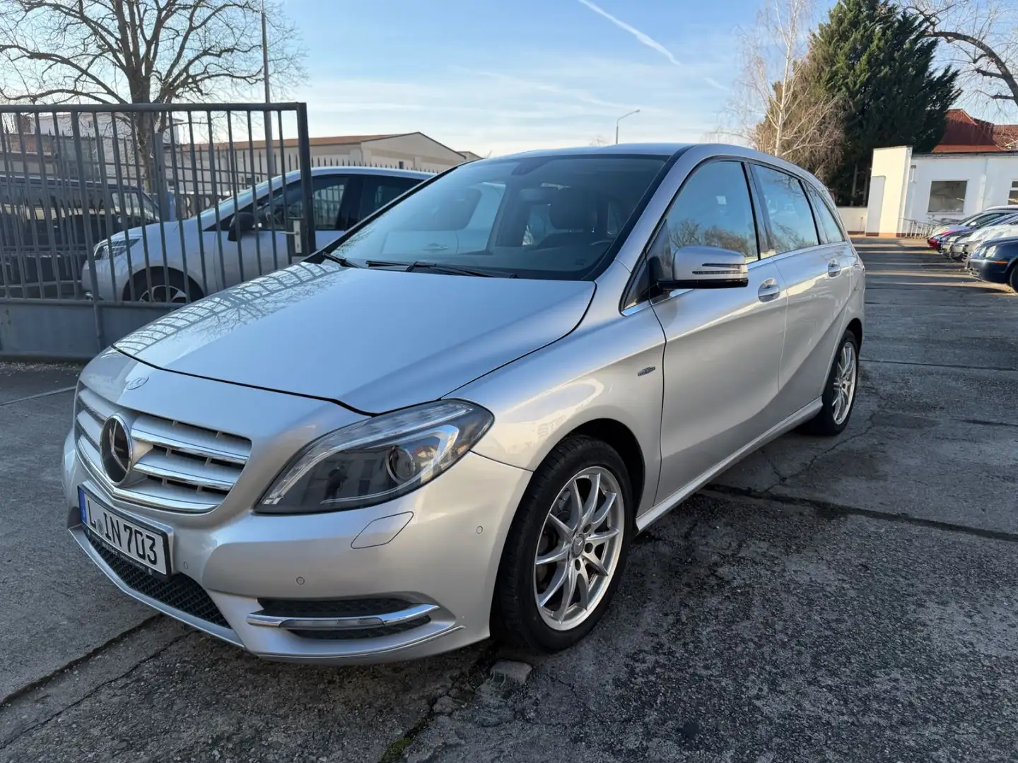 Mercedes-Benz B 200 Automatik, Leder, TÜV Silber - 2