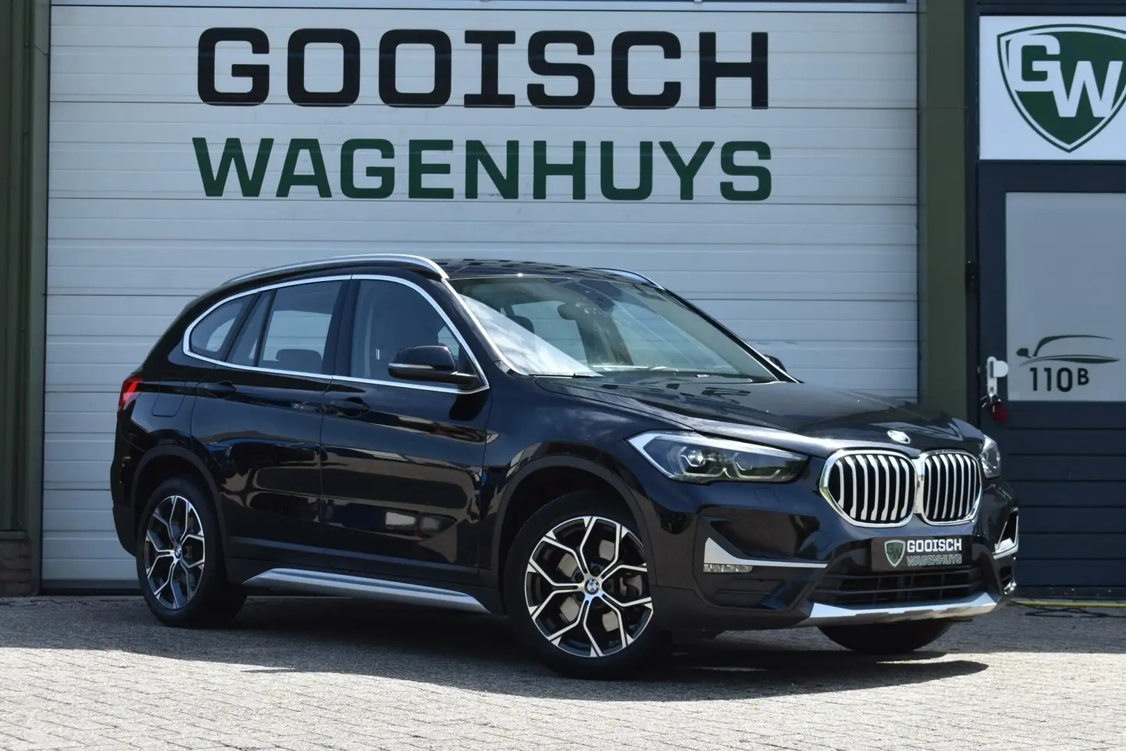 BMW X1 sDrive20i High Executive AUT 192 PK | Navi | LED | Zwart - 2