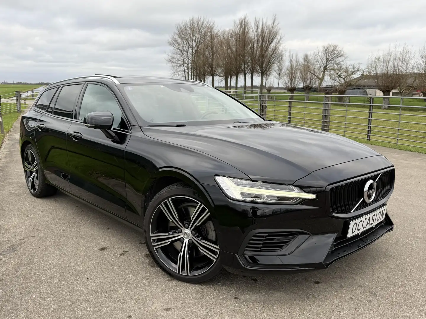 Volvo V60 2.0 T6 Recharge AWD INSCRIPTION PANO | TREKHAAK | Zwart - 2