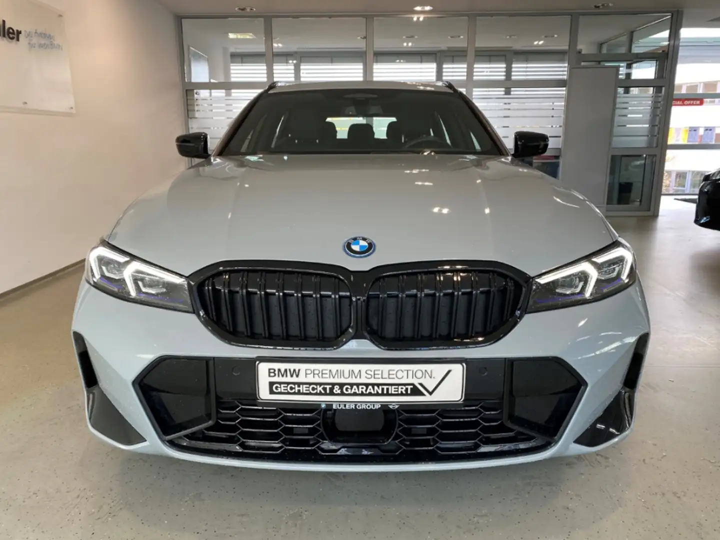 BMW 330 e xDrive Tour. M Sport Pro 19'' Pano AHK Innov.Pak Grau - 2