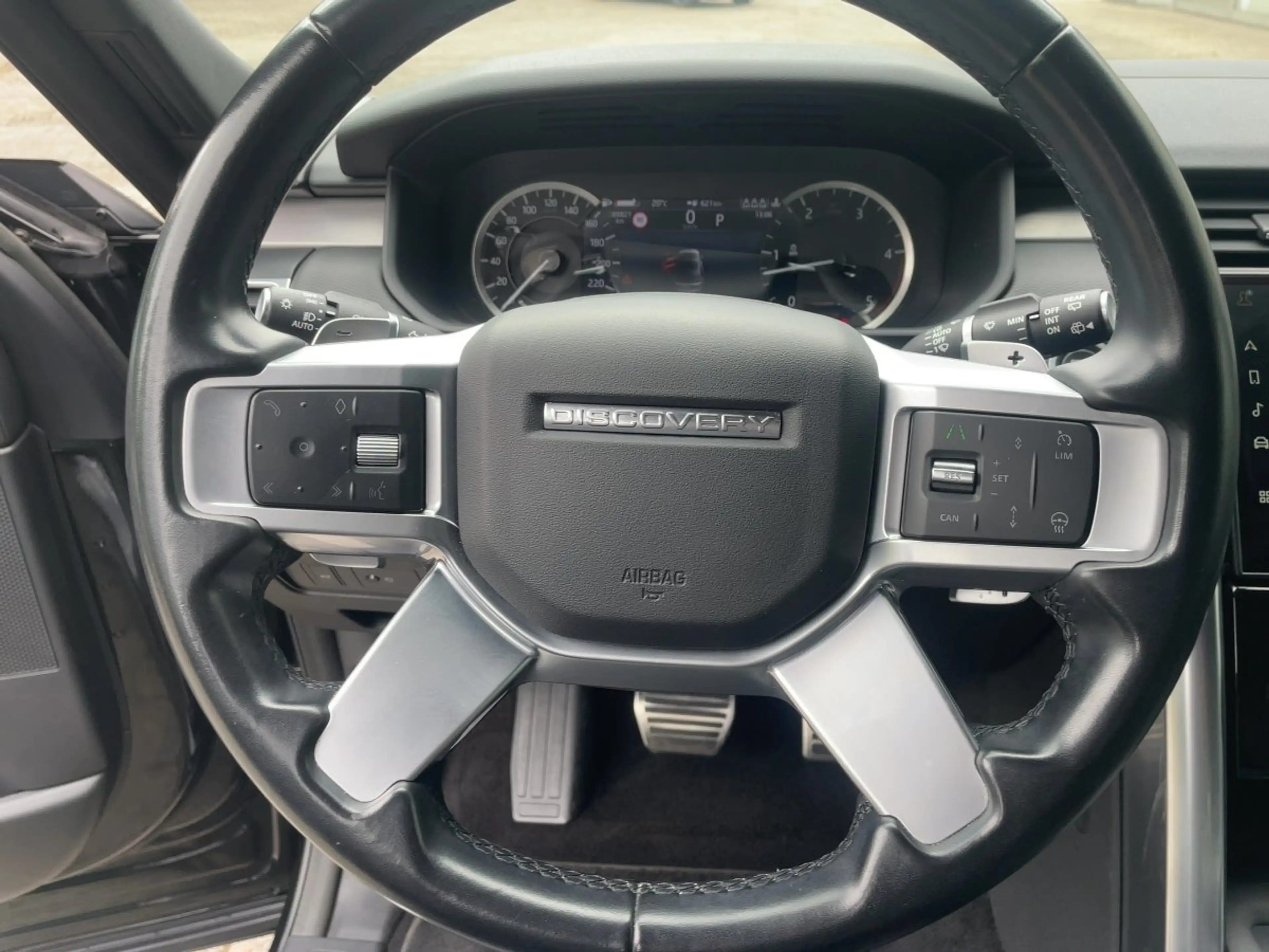 Land Rover Discovery 5 D250 R-Dynamic SE Luft  AHK Pano — photo 12