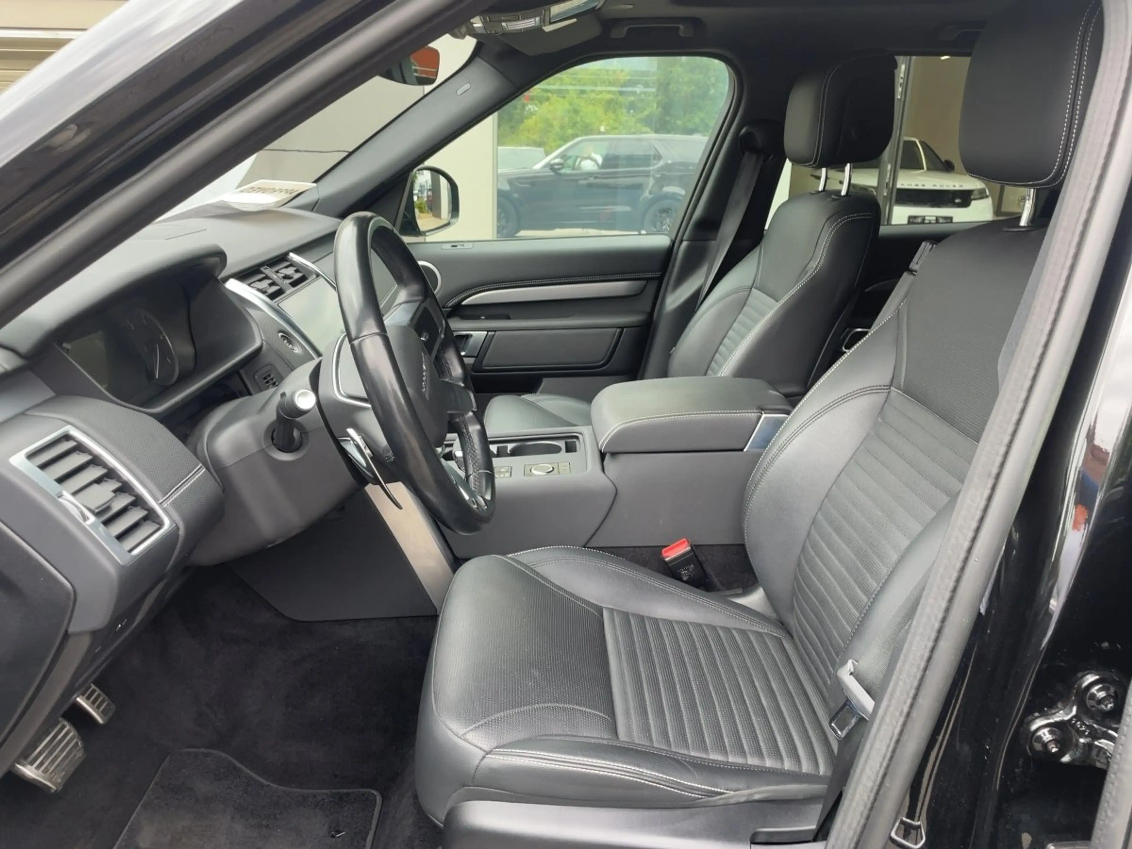 Land Rover Discovery 5 D250 R-Dynamic SE Luft  AHK Pano — photo 9