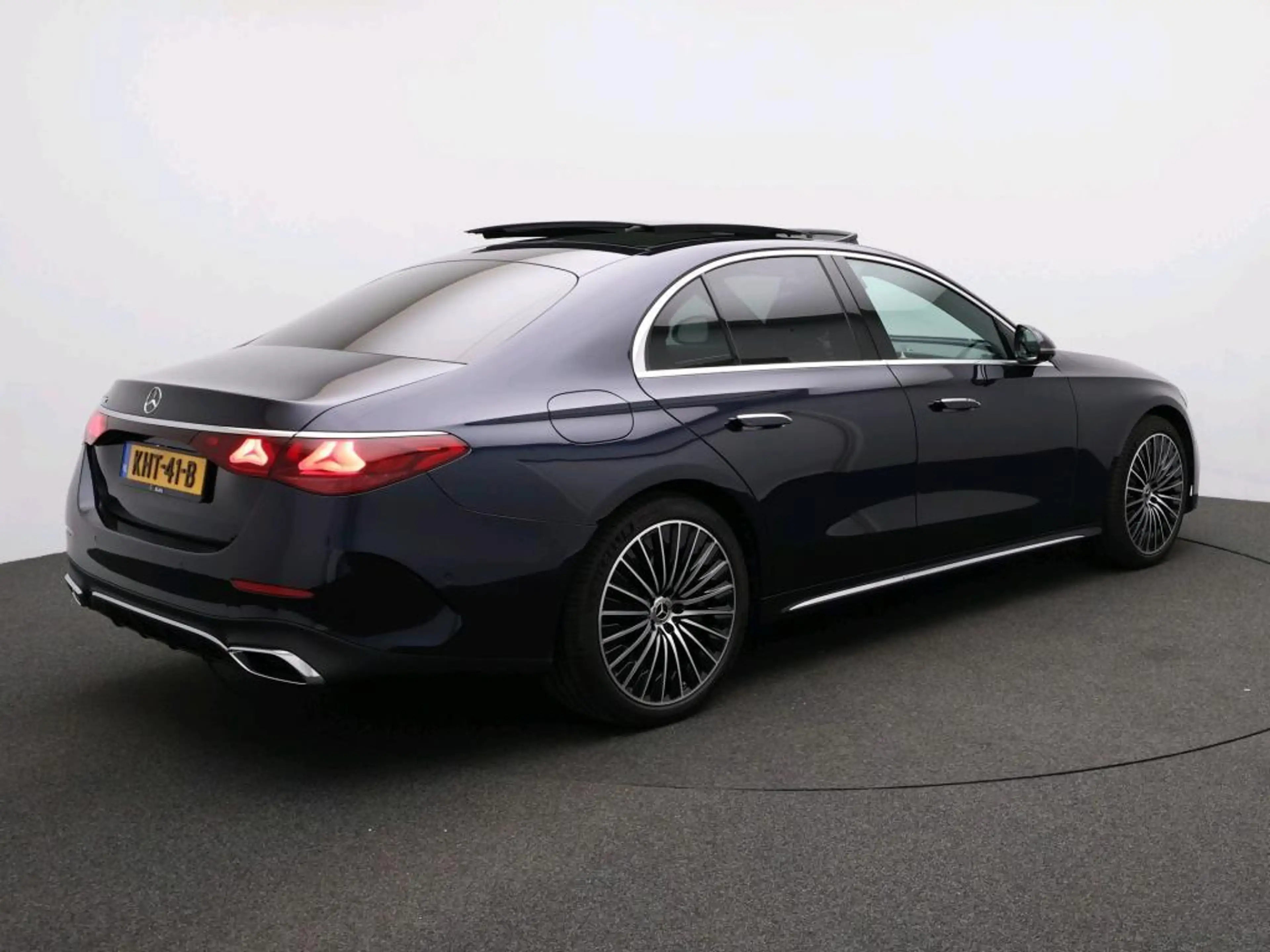 Mercedes-Benz E 300 e Sport Edition — photo 2