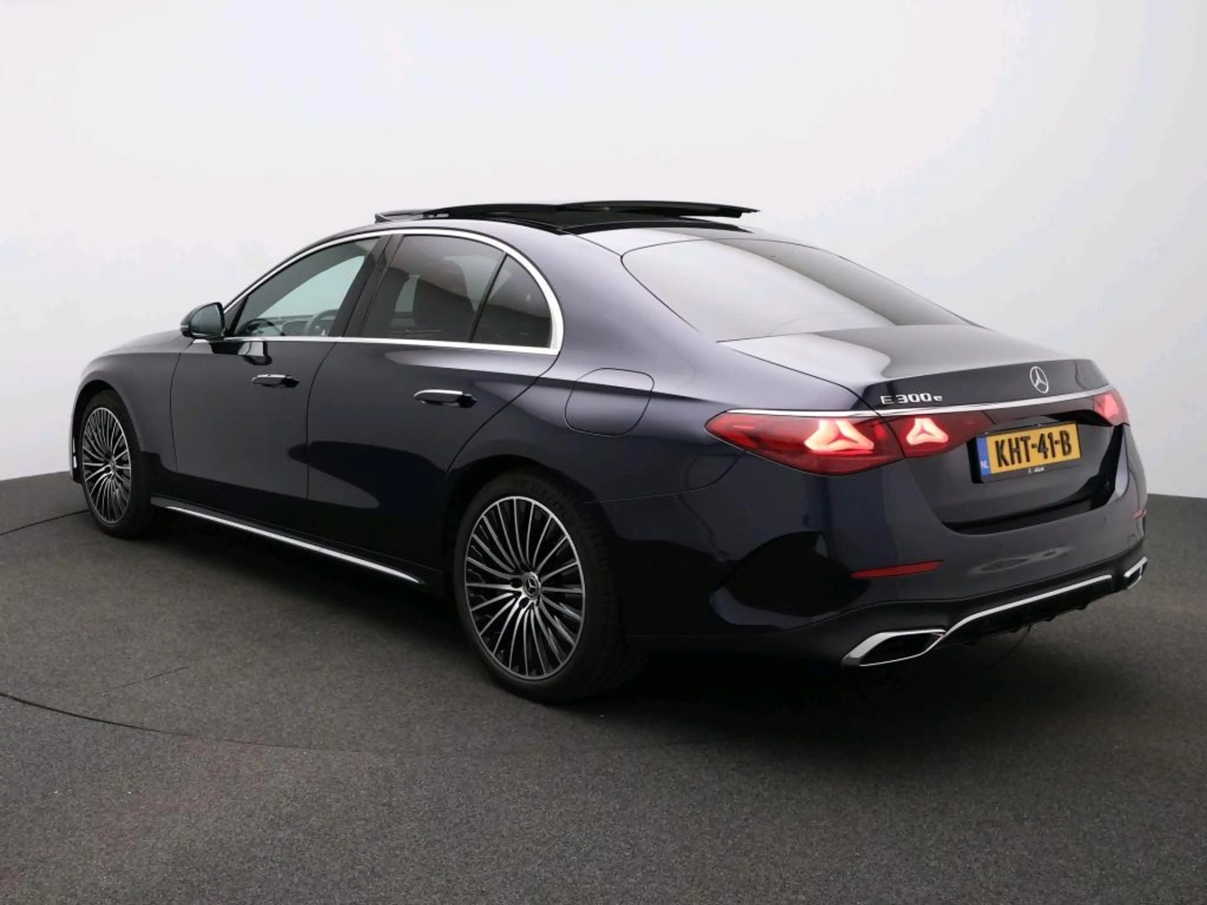 Mercedes-Benz E 300 e Sport Edition — photo 4