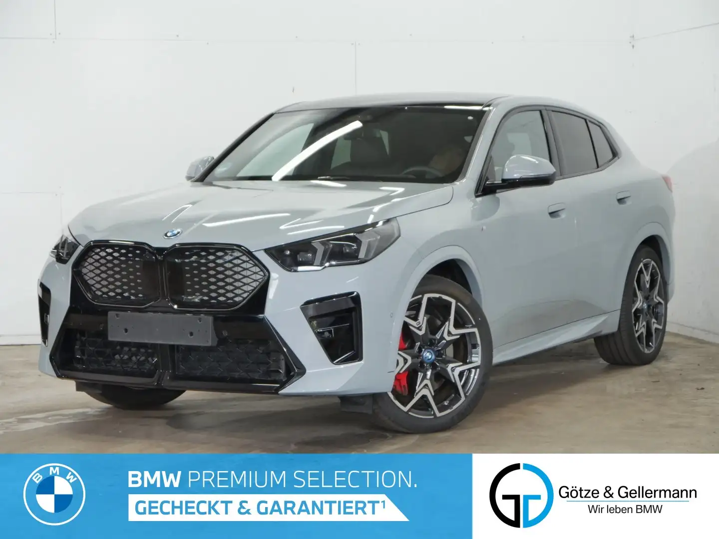 BMW iX2 xDrive30 M Sport PRO Massage HeadUp Pano AHK Grijs - 1