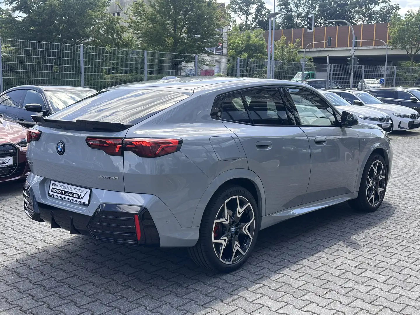 BMW iX2 xDrive30 M Sport PRO Massage HeadUp Pano AHK Gris - 2
