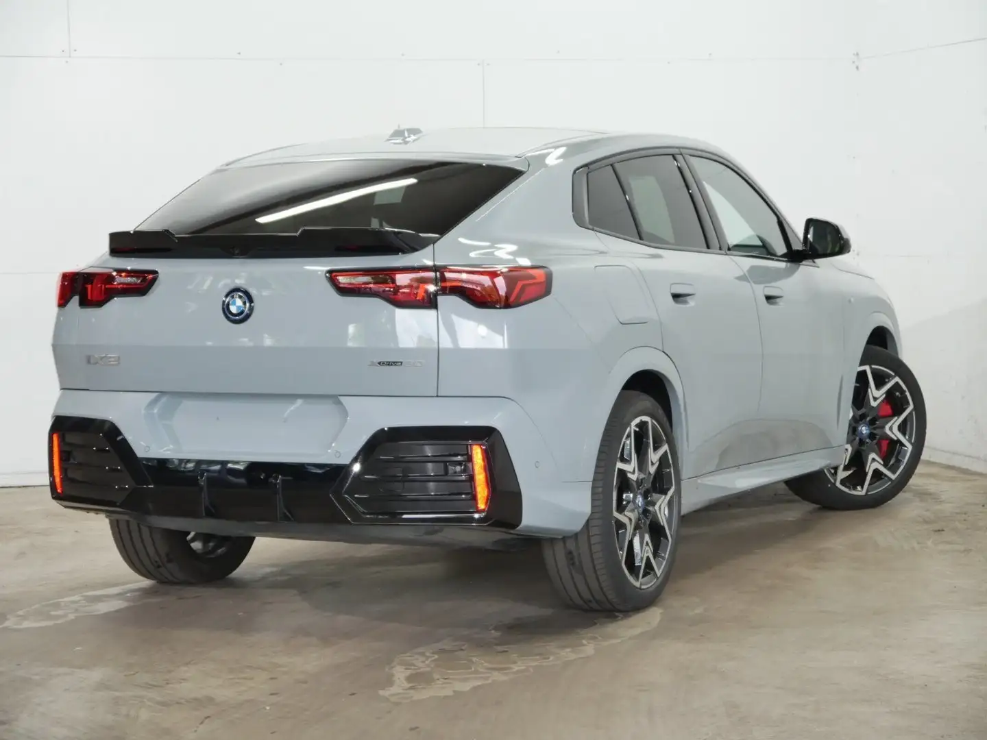 BMW iX2 xDrive30 M Sport PRO Massage HeadUp Pano AHK Grijs - 2