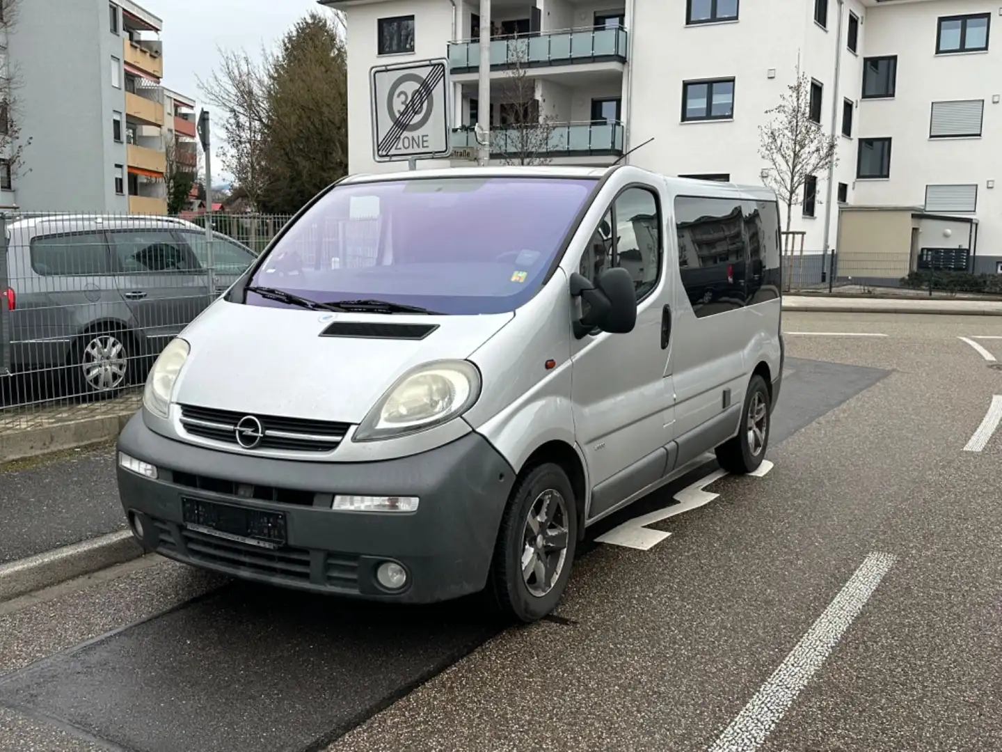 Opel Vivaro Kombi 2,9t  TÜV NEU /8 Sitzer / Klima Gümüş rengi - 2