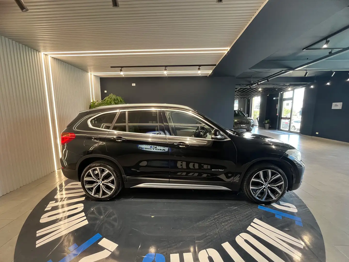 BMW X1 sdrive18d xLine auto Schwarz - 2
