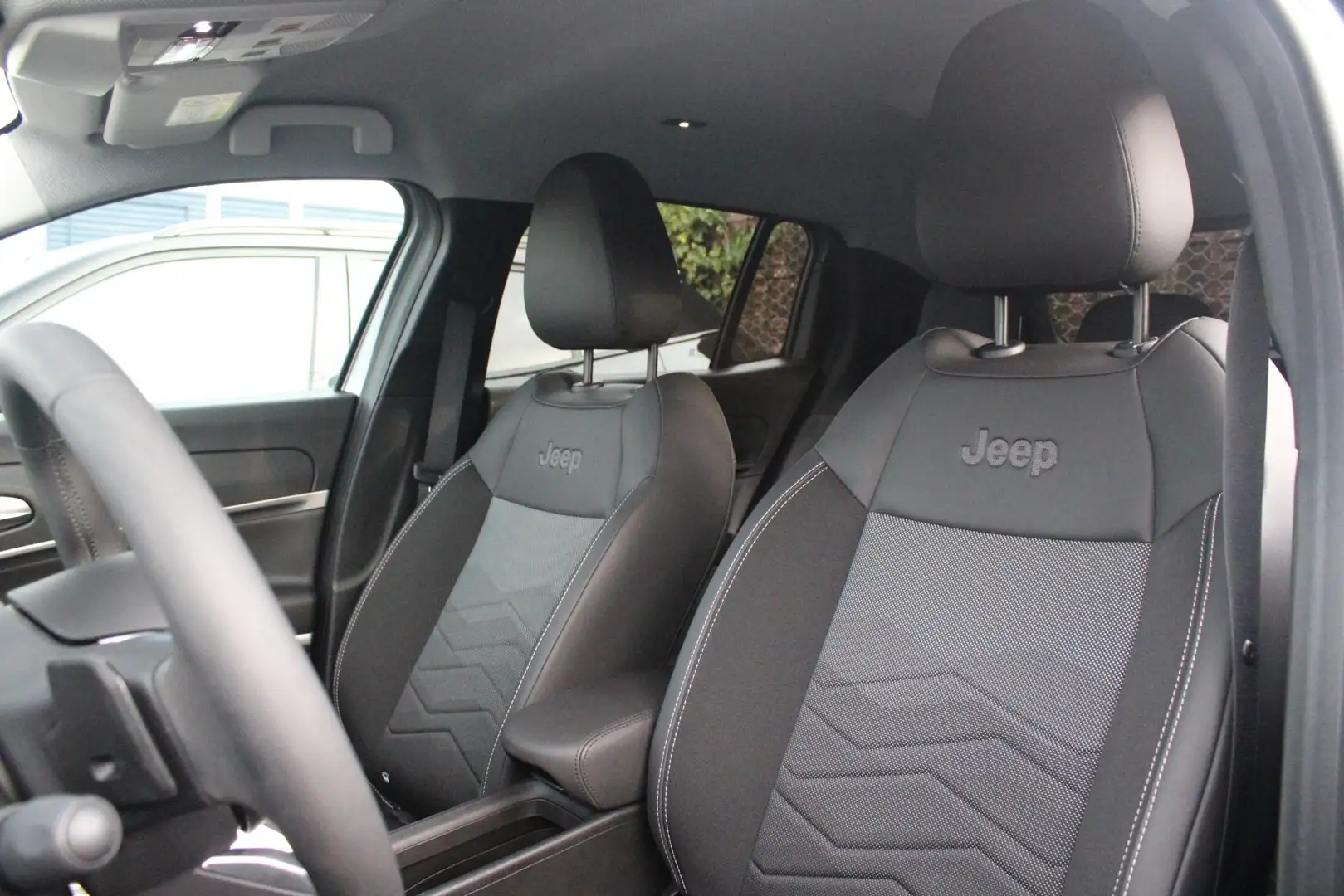 Jeep Avenger 1.2 110PK e-Hybrid SUMMIT | STOEL/VOORRUIT VERWARM Grijs - 2